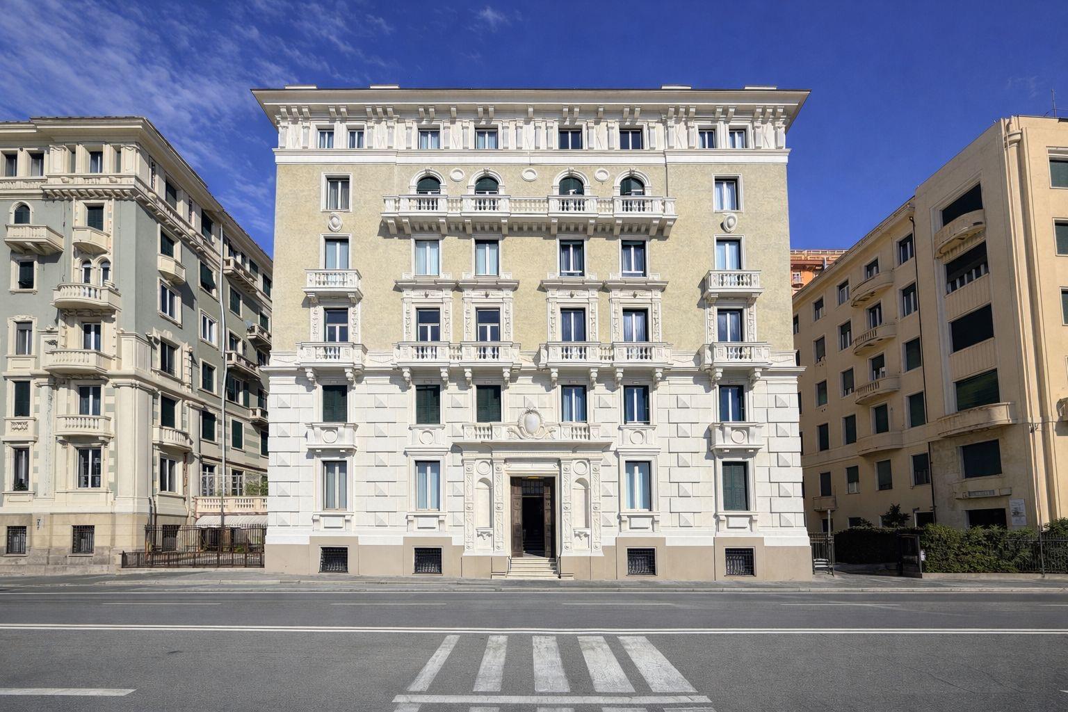 Facciata dell’edificio in Corso Aurelio Saffi, con l’ingresso e i balconi