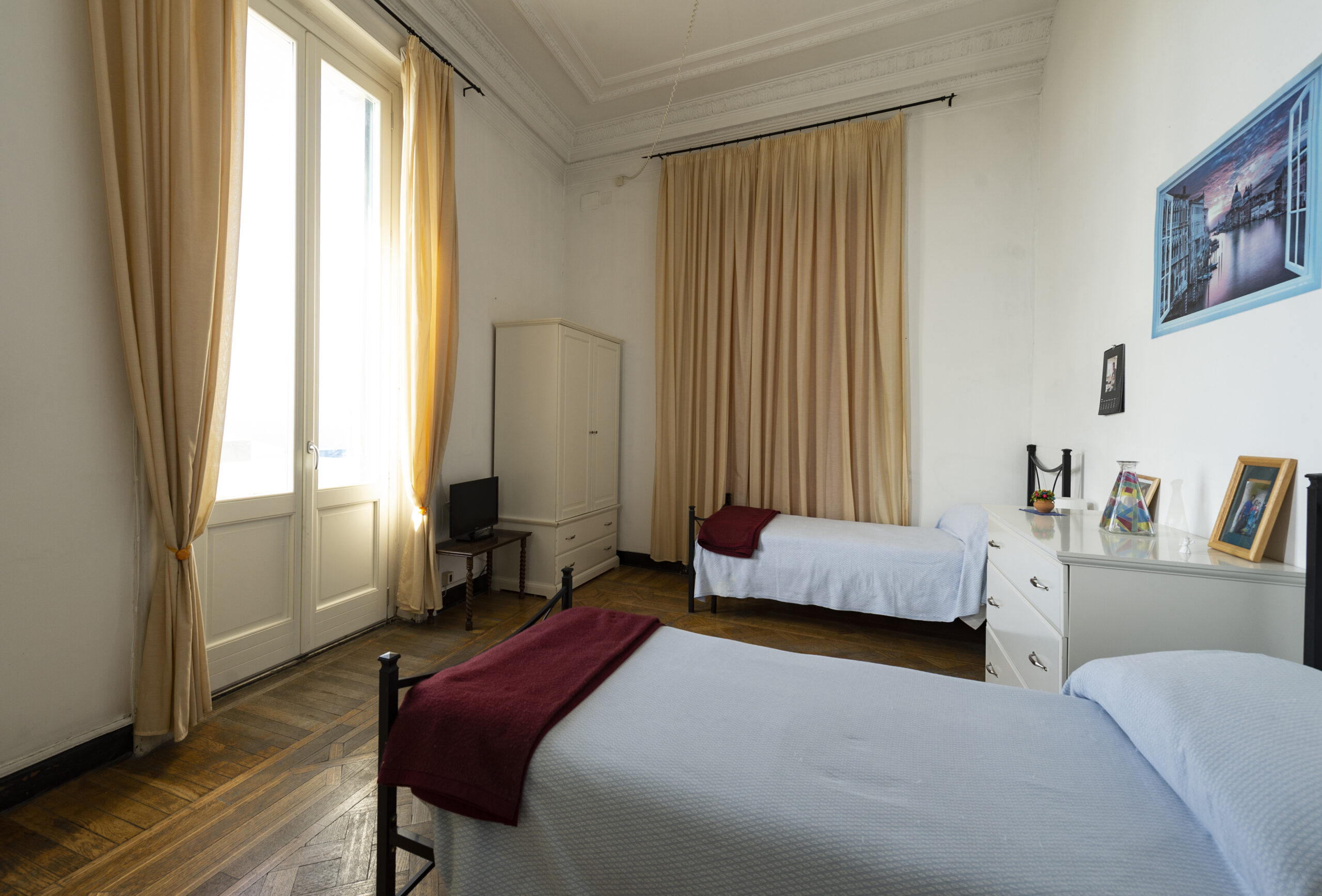 Stanza luminosa della residenza per Anziani a Genova 'Archè'